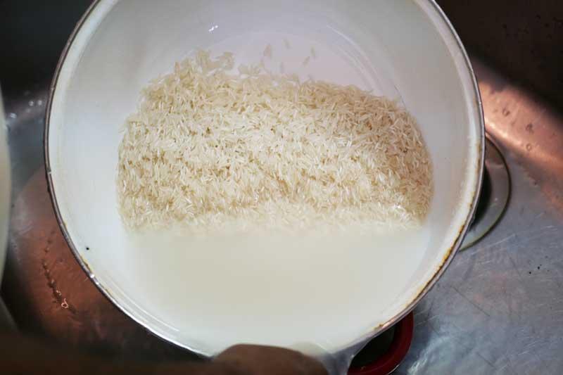 米は水が透明になるまで研ぐ